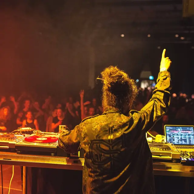 DJ soittaa keikalla