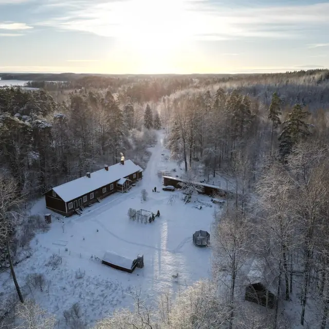 Dronekuva talvisesta maisemasta